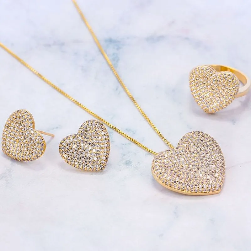 خواتین کو دل کے زیورات کا سیٹ پسند ہے۔