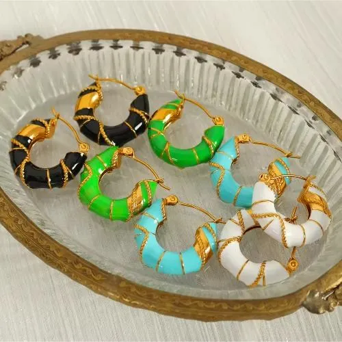 مزاج کی مشہور شخصیت کی بالیاں