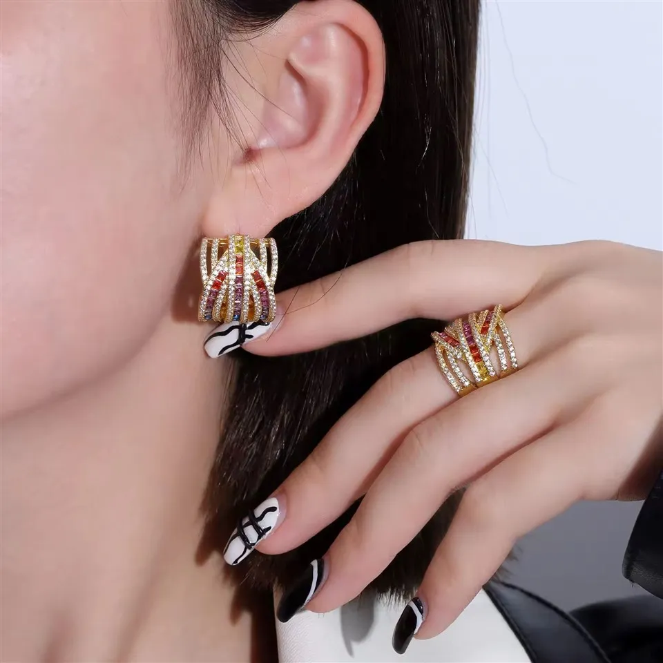 زرکون رنگ کی بالیاں سیٹ کریں